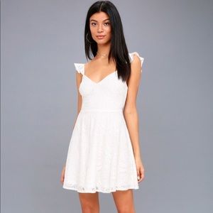 ABSOLUTELY ADORABLE WHT LACE BACKLESS SKATER DRESS
